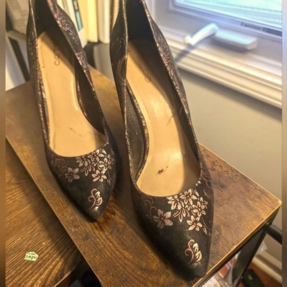 Chic Floral Black Pumps